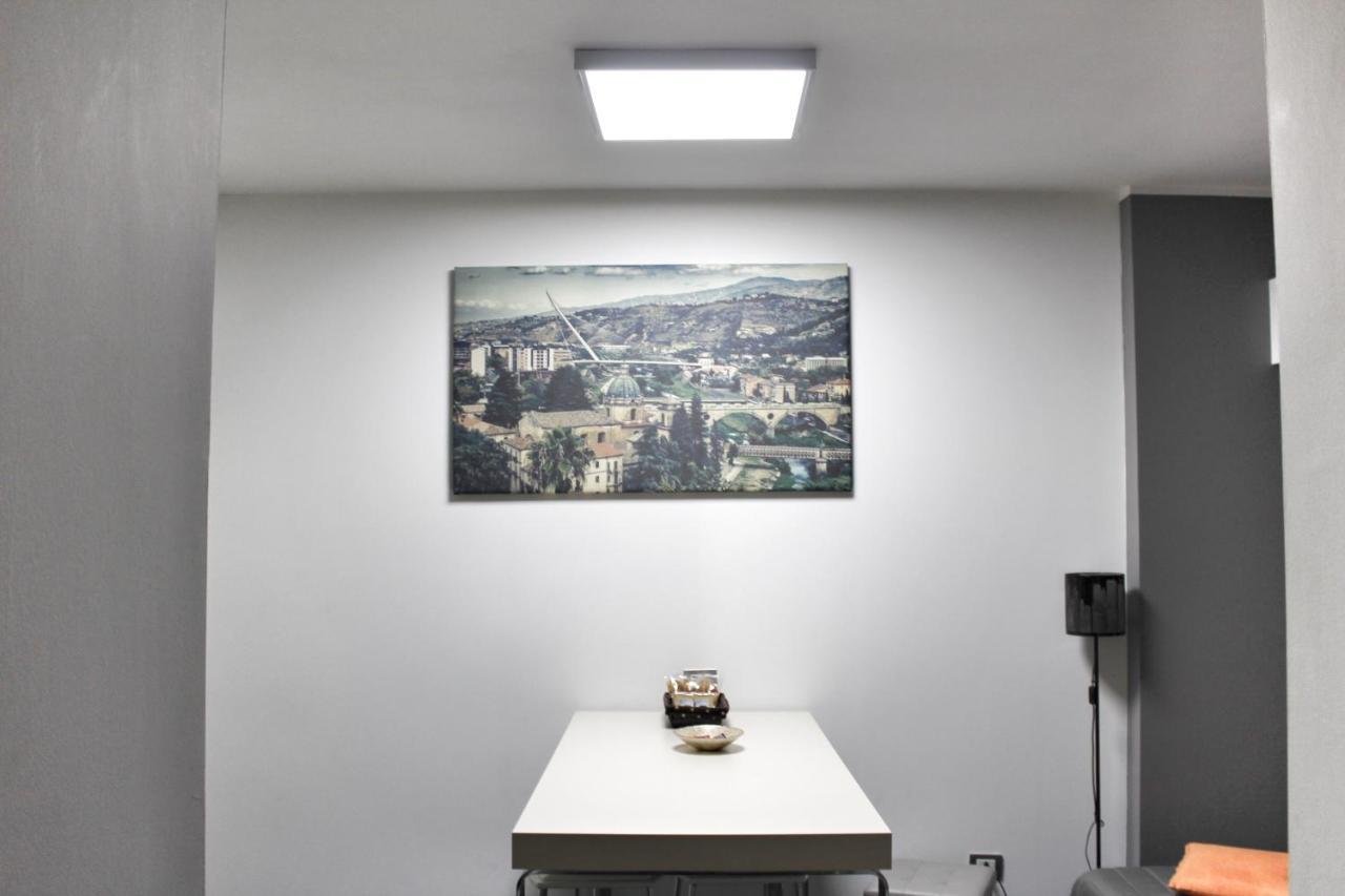 Cosenza Luxury Apartment Bagian luar foto